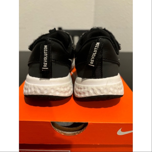 Little Boys Nike Revolution 5 Sneakers - Picture 6 of 7